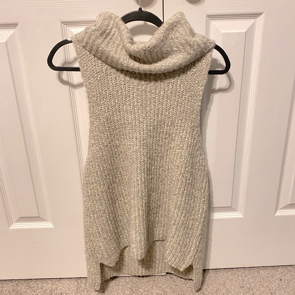 SLEEVELESS COWL NECK SWEATER